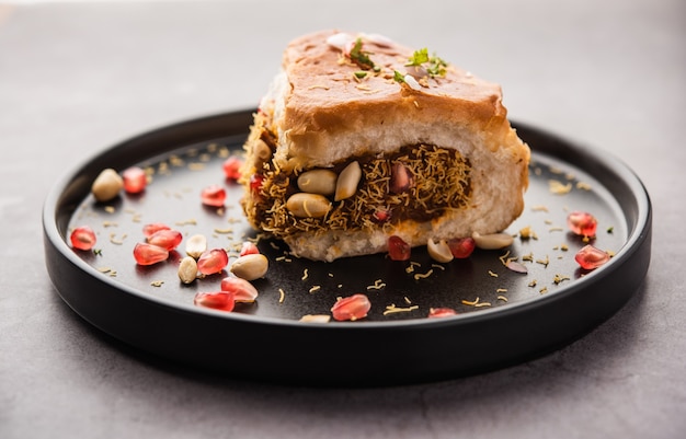 Dabeli, kutchi dabeli o doppio roti è un popolare snack indiano, originario della regione di Kutch o Kachchh del Gujarat