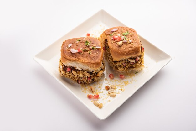 Dabeli, kutchi dabeli o doppio roti è un popolare snack indiano, originario della regione di Kutch o Kachchh del Gujarat