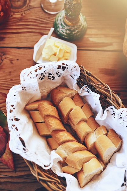 Dacci oggi il nostro pane quotidiano Immagine ritagliata di un tavolo da pranzo con sopra del cibo