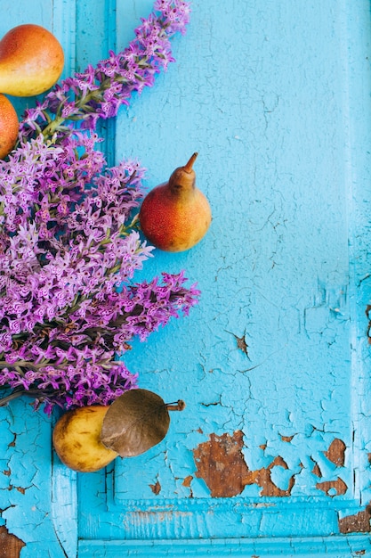 DactylorhÃza e fiori freschi su un vecchio fondo di legno blu