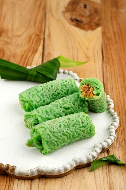 Dadar Gulung, spuntino tradizionale indonesiano di crepes malesi a base di riso glutinoso, cocco grattugiato e zucchero di palma. Popolare in Malesia, Indonesia e Singapore.