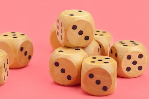 Dadi da gioco in legno. Concetto per i giochi.