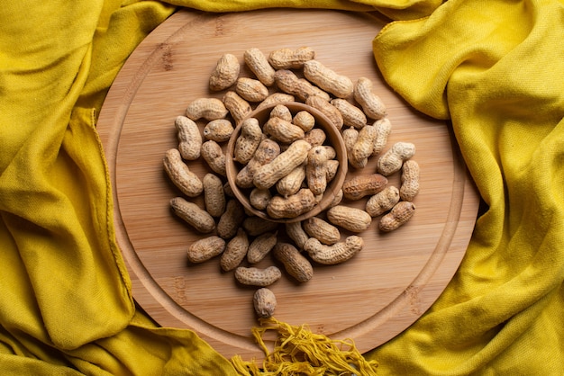 Dadi sulla ciotola di legno con sciarpa gialla