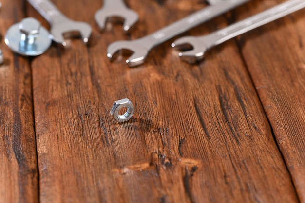 Dado e chiavi inglesi sul vecchio tavolo di legno