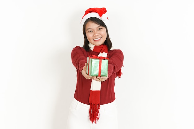 Dagli il regalo di Natale di una bella donna asiatica che indossa un dolcevita rosso e un cappello da Babbo Natale