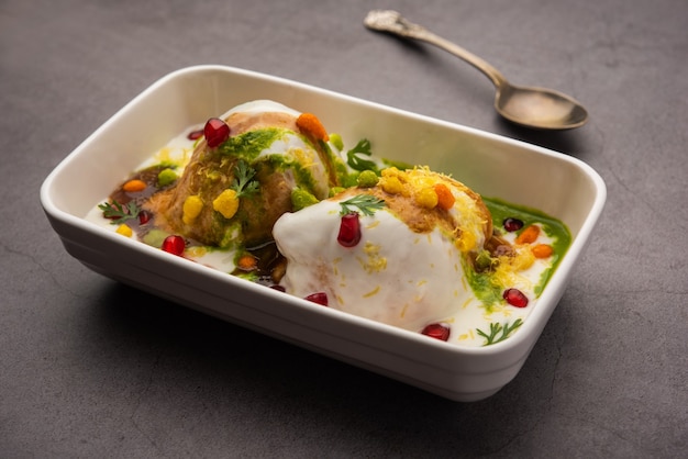 Dahi vada o bhalla è un tipo di chaat originario dell'India e popolare in tutta l'Asia meridionale.