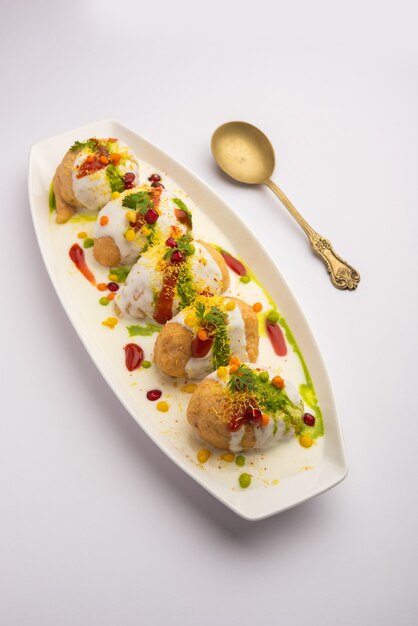 Dahi vada o bhalla è un tipo di chaat originario dell'India e popolare in tutta l'Asia meridionale.