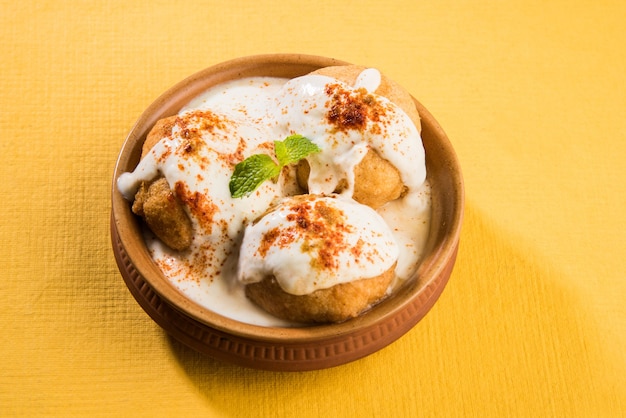 Dahi Vada o Bhalla è uno spuntino popolare in India servito in una ciotola. messa a fuoco selettiva