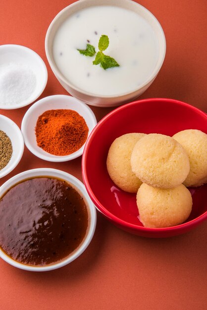 Dahi Vada o Dahi Bhalla noto anche come Curd Vadai nel sud dell'India, popolare in tutta l'India. Preparato immergendo i vadas di lenticchie in dahi denso o yogurt, conditi con chutney piccante e dolce