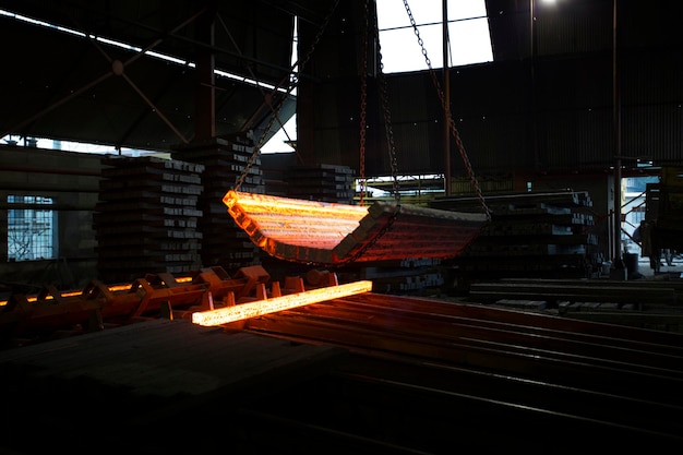 Dai rottami metallici alla fabbrica di acciaio per la produzione di ferro e tondino di ferro a Demra Dhaka Bangladesh