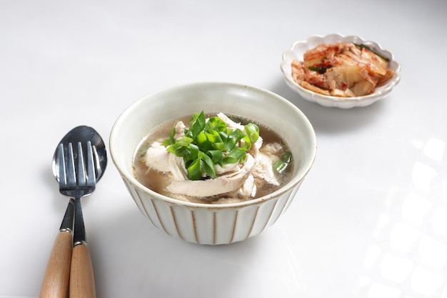 Dak Gomtang è un piatto di pollo coreano istantaneo o una zuppa di pollo coreana servita in una ciotola.