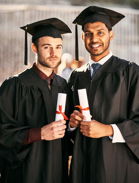 Dal duro lavoro deriva un grande successo Ritratto di due studenti in possesso di diplomi il giorno della laurea