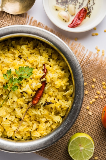 Dal khichadi o Khichdi è una gustosa ricetta indiana con una pentola servita in una ciotola su uno sfondo lunatico