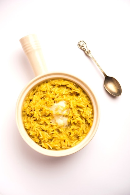 Dal Khichdi Fry With Ghee servito in una ciotola