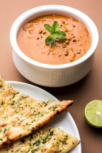 Dal makhani o daal makhni è un alimento popolare del Punjab, in India, realizzato con lenticchie nere intere, fagioli rossi, burro e panna e servito con naan all'aglio o pane indiano o roti