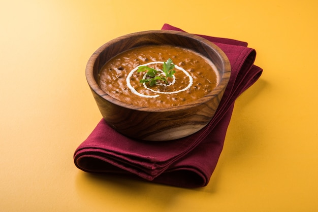 Dal Makhani o daal makhni, pranzo o cena indiano servito con riso semplice e burro Roti o Chapati o Paratha e insalata
