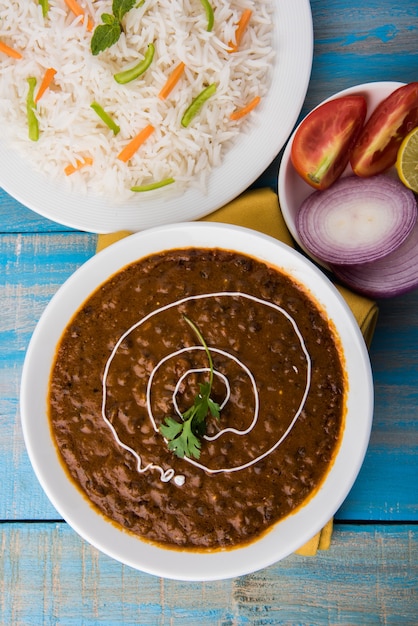 Dal Makhani o daal makhni, pranzo o cena indiano servito con riso semplice e burro Roti o Chapati o Paratha e insalata