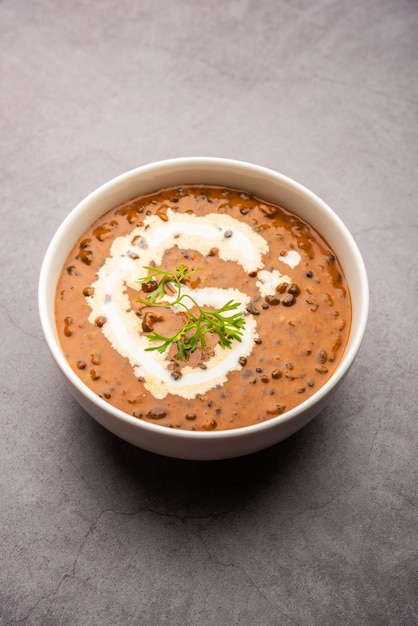 Dal makhani o dal makhni è una ricetta dell'India settentrionale, servita in una ciotola, messa a fuoco selettiva