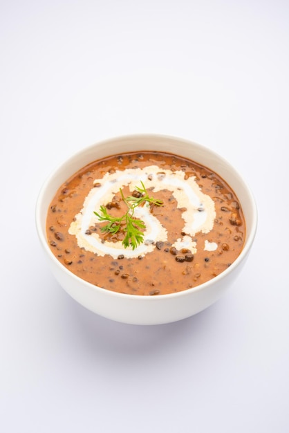 Dal makhani o dal makhni è una ricetta dell'India settentrionale, servita in una ciotola, messa a fuoco selettiva