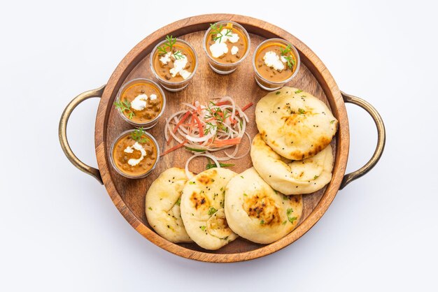 Dal Makhani o dal makhni Shots con burro e panna di fagioli naan e serviti con naan all'aglio o pane indiano o roti