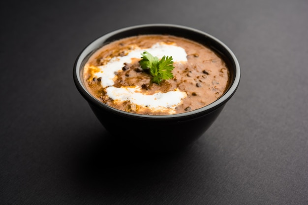 Dal makhani o makhni è un piatto popolare dell'India. Realizzato con ingredienti come lenticchie nere intere, burro e panna. Servito con Naan o roti e riso