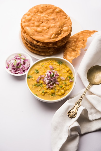 Dal pakwan è un'autentica colazione Sindhi. È una combinazione di Maida puris fritti, croccanti e non soffiati serviti con Daal realizzati con chana o ceci spezzati.