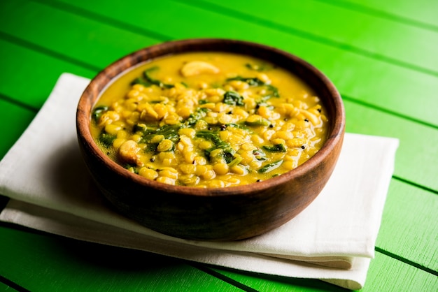 Dal Palak o curry di spinaci di lenticchie - popolare ricetta salutare del piatto principale indiano. servito in un karahi o padella o ciotola. messa a fuoco selettiva