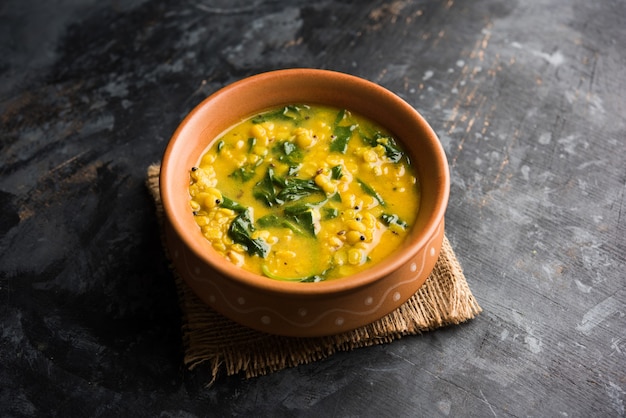 Dal Palak o curry di spinaci di lenticchie - popolare ricetta salutare del piatto principale indiano. servito in un karahi o padella o ciotola. messa a fuoco selettiva