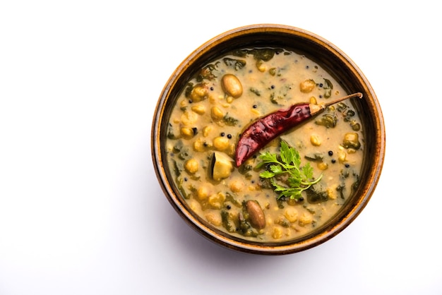 Dal palak sano o ricetta gialla di Daal degli spinaci di Toor conosciuta anche come Patal Bhaji in India, servita in una ciotola