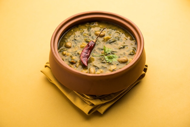 Dal palak sano o ricetta gialla di Daal degli spinaci di Toor conosciuta anche come Patal Bhaji in India, servita in una ciotola