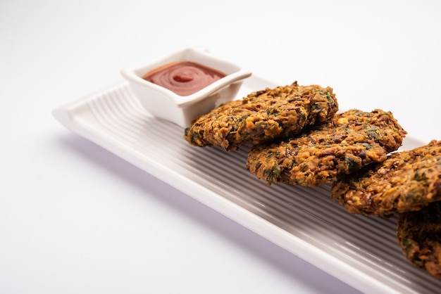 Dal Vada misto o pakoda è uno snack indiano, servito con ketchup o chutney verde