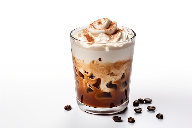 Dalgona ghiacciata bicchiere di caffè con latte e crema di caffè isolati su sfondo bianco