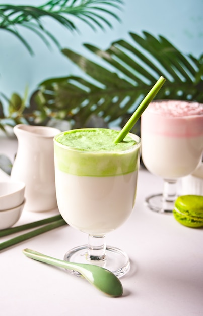 Dalgona Matcha e latte alla fragola