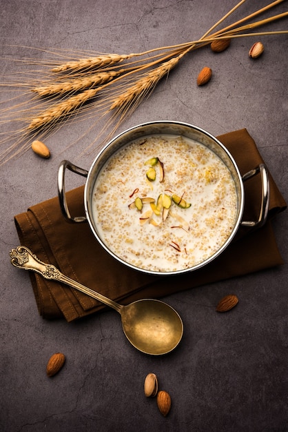 Daliya kheer o Dalia Payasam ÃƒÂ¢Ã‚Â€Ã‚Â“ Porridge di grano e latte spezzato o spezzato con zucchero cotto in modo indiano. Dalia è un cereale per la colazione popolare nel nord dell'India
