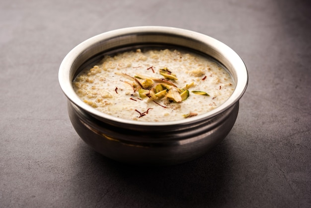 Daliya kheer o Dalia Payasam ÃƒÂ¢Ã‚Â€Ã‚Â“ Porridge di grano e latte spezzato o spezzato con zucchero cotto in modo indiano. Dalia è un cereale per la colazione popolare nel nord dell'India