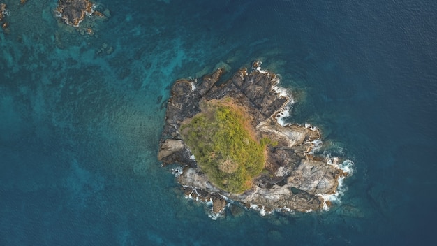 Dall'alto verso il basso dell'isola di roccia con antenna di picco verde. Nessuno paesaggio naturale di El Nido Islet