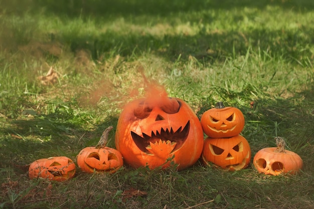 Dall'intaglio della zucca sinistra esce fumo colorato d'arancia