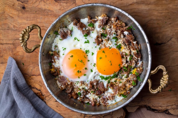 Dalla cucina tradizionale turca; uova fritte con carne. nome turco; kavurmali yumurta