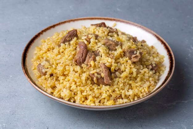 Dalla deliziosa cucina tradizionale turca; Bulgur pilaf con carne (nome turco; etli bulgur pilavi)