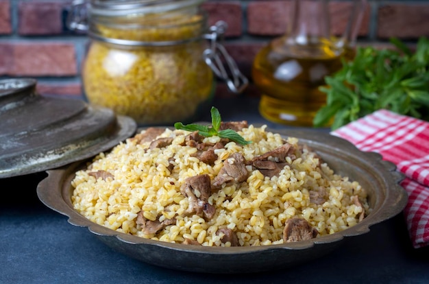 Dalla deliziosa cucina turca tradizionale Bulgur pilaf con carne nome turco etli bulgur pilavi