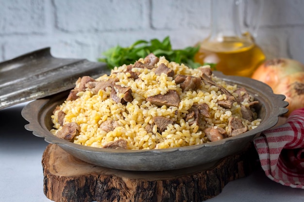 Dalla deliziosa cucina turca tradizionale Bulgur pilaf con carne nome turco etli bulgur pilavi