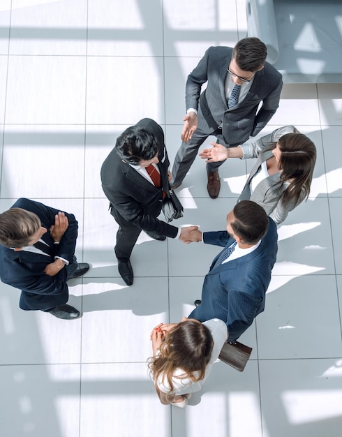 Dalla vista dall'alto partner di incontro di lavoroil concetto di cooperazione