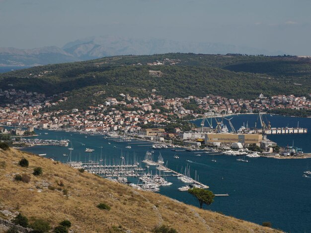 dalmazia paesaggio croazia da trogir colline strada isola destinazione per la vela