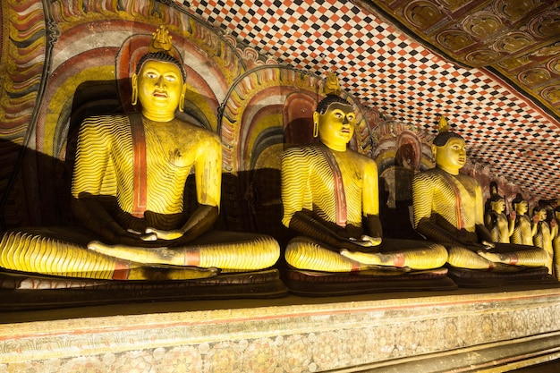 DAMBULLA, SRI LANKA - 17 FEBBRAIO 2017: Statue di Buddha all'interno del tempio nella grotta di Dambulla. Cave Temple è un sito del patrimonio mondiale vicino alla città di Dambulla, nello Sri Lanka.