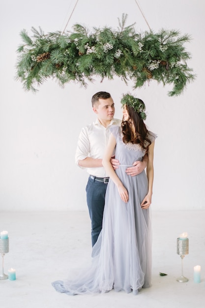 Damigella d'onore in ghirlanda di pino e abito grigio e ritratto di groomsman