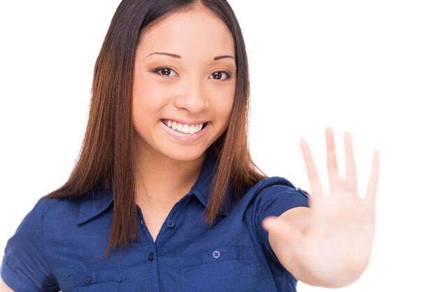 Dammi il cinque! Attraente giovane donna asiatica che mostra il suo biglietto da visita e sorride