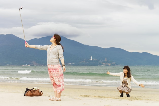 Danang, Vietnam - 20 febbraio 2016: Giovani ragazze che fanno un selfie con il bastone del selfie nella spiaggia della Cina a Danang nel Vietnam