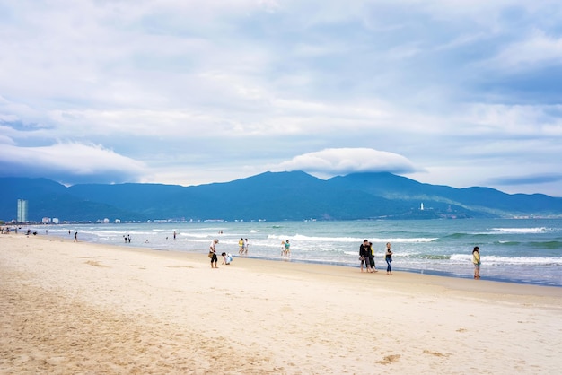 Danang, Vietnam - 20 febbraio 2016: Turisti che camminano lungo la China Beach a Danang in Vietnam. Si chiama anche Spiaggia di Non Nuoc. Sullo sfondo il Mar Cinese Meridionale e le montagne di marmo.