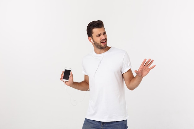 Dancing bello casuale dell'uomo con il telefono cellulare isolato su bianco