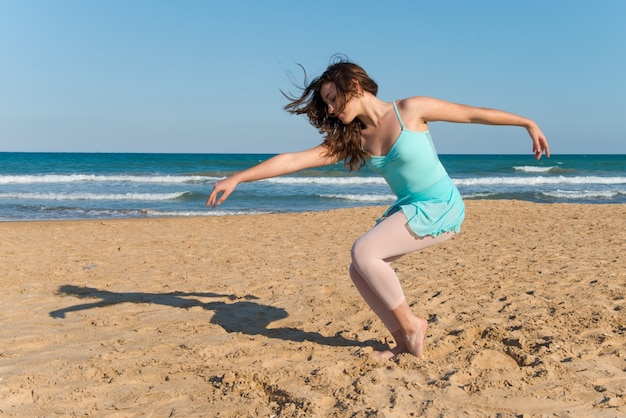 Dancing della ragazza dell&#39;adolescente all&#39;aperto